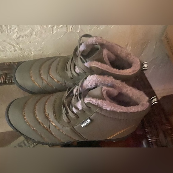 Fashion Boots - Picture 2 of 5